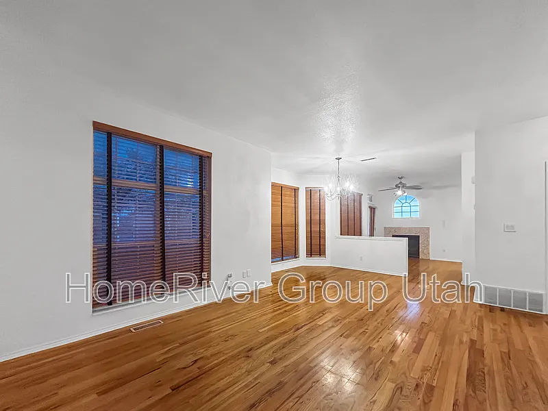 4 bed, 2.0 bath, 2264 sqft, $2,450 — Photo 4