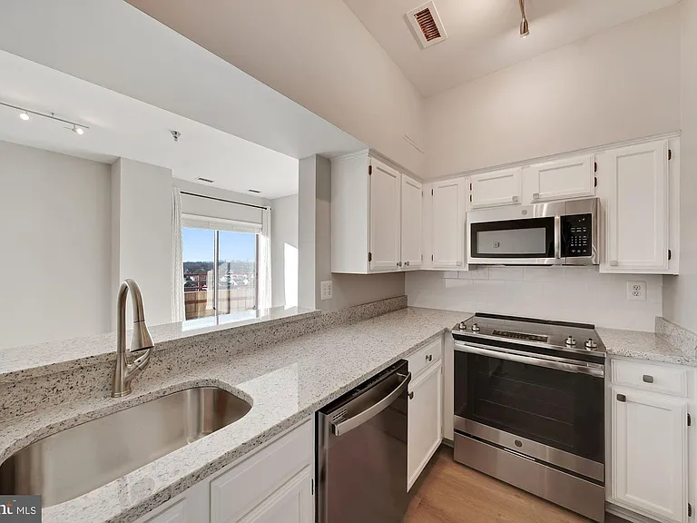 2400 Clarendon Blvd #Penthouse 12 — Photo 3