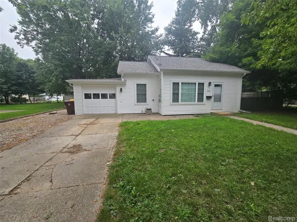 402 E Buchanan St, Saint Johns, MI 48879