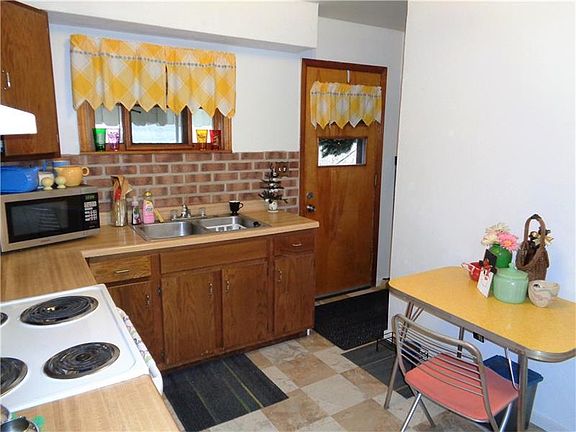 4th image of 733 Fir Way