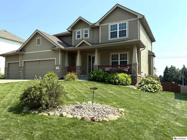 10605 Hillcrest Dr, La Vista, NE 68128