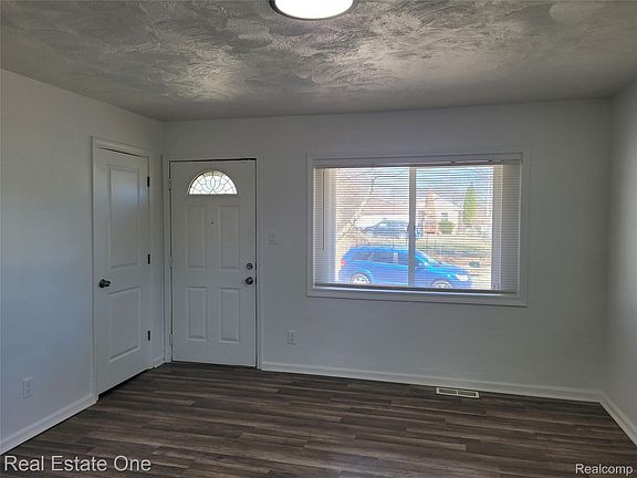 4th image of 77 W Rutgers Ave