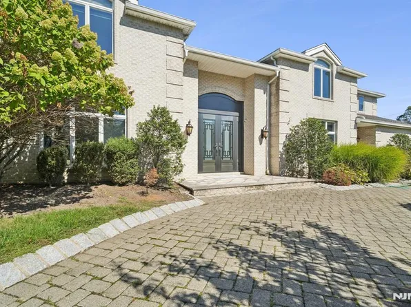 32 Laurie Dr, Englewood Cliffs, NJ 07632