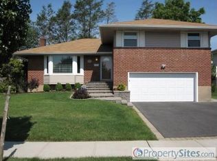 3 Glenwood Rd, Plainview, NY 11803