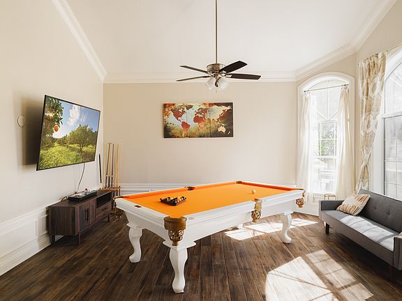 Living Room1 - Pool table , sofa and Arcade games connected to TV