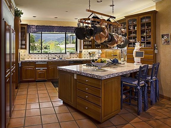 Spacious Kitchen 