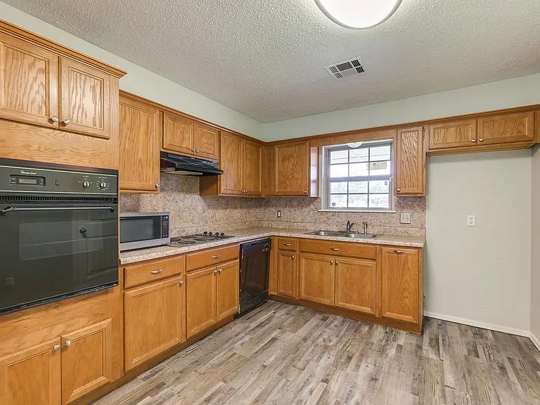 1603 Sheffield Dr — Photo 9