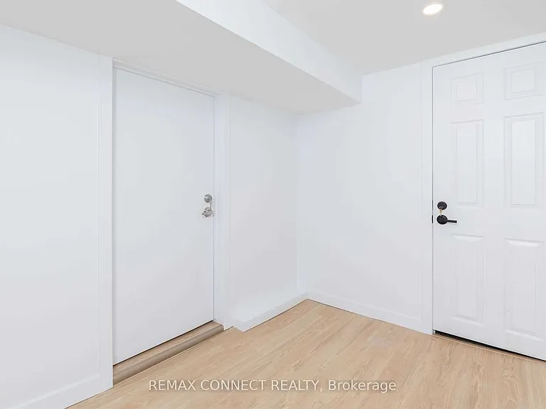 1370 Woodbine Ave #LOWER — Photo 10