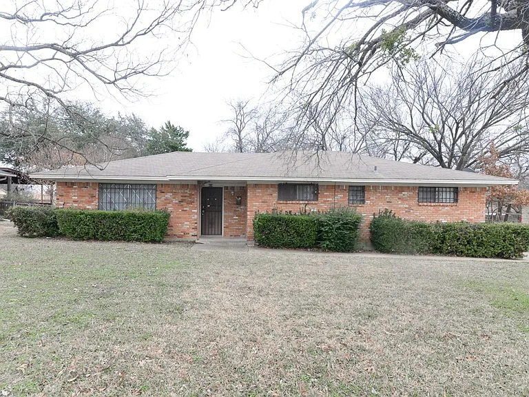 614 N Young Blvd — Photo 1