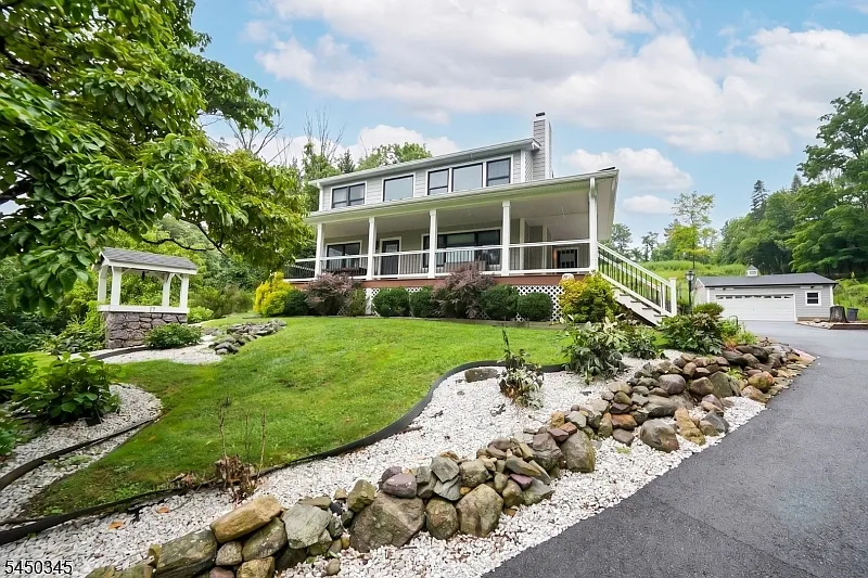 3 bed, 2.5 bath, $5,000 — Photo 2