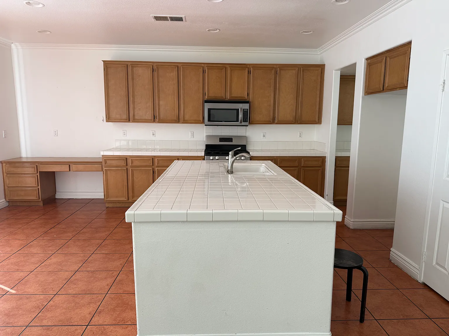 5 bed, 3076 sqft, $3,300 — Photo 3