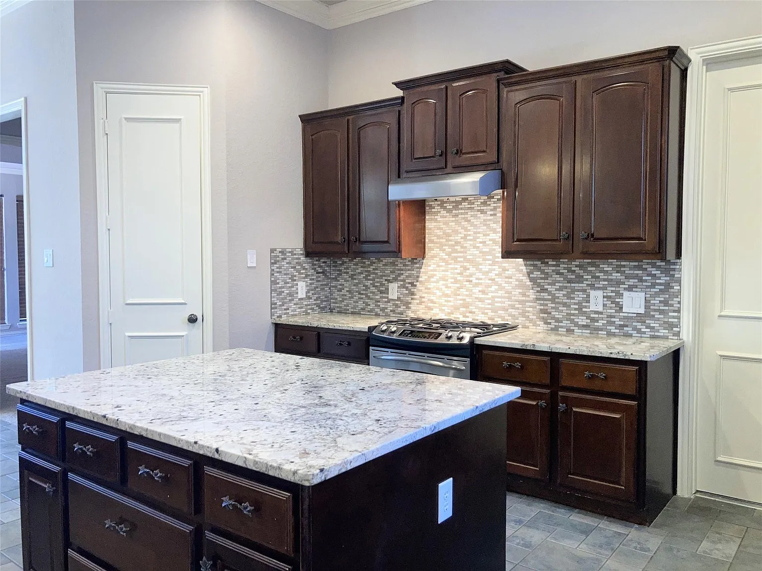 3 bed, 2.5 bath, 3343 sqft, $3,400 — Photo 2