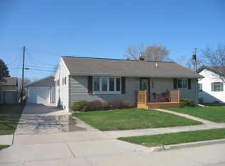 208 E Park View Ln, Manitowoc, WI 54220