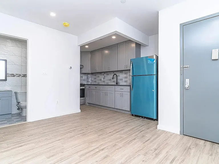 323 49th St #4A — Photo 9