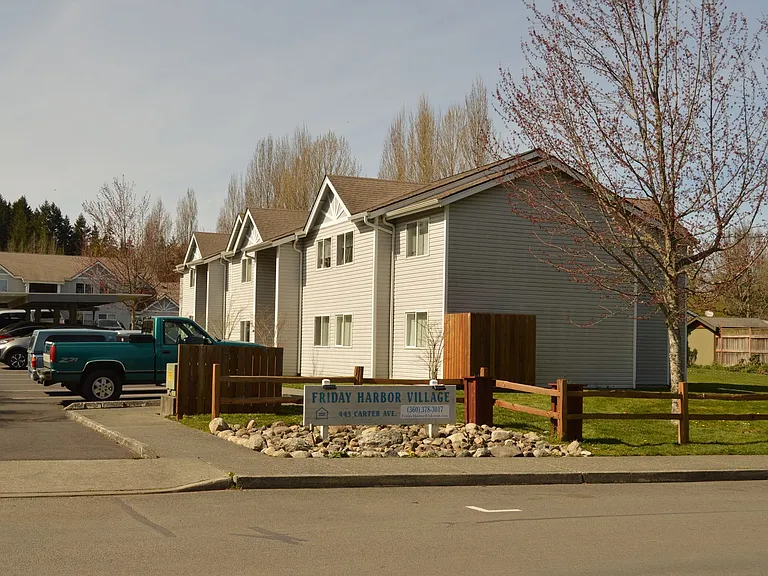 445 Carter Ave — Photo 2
