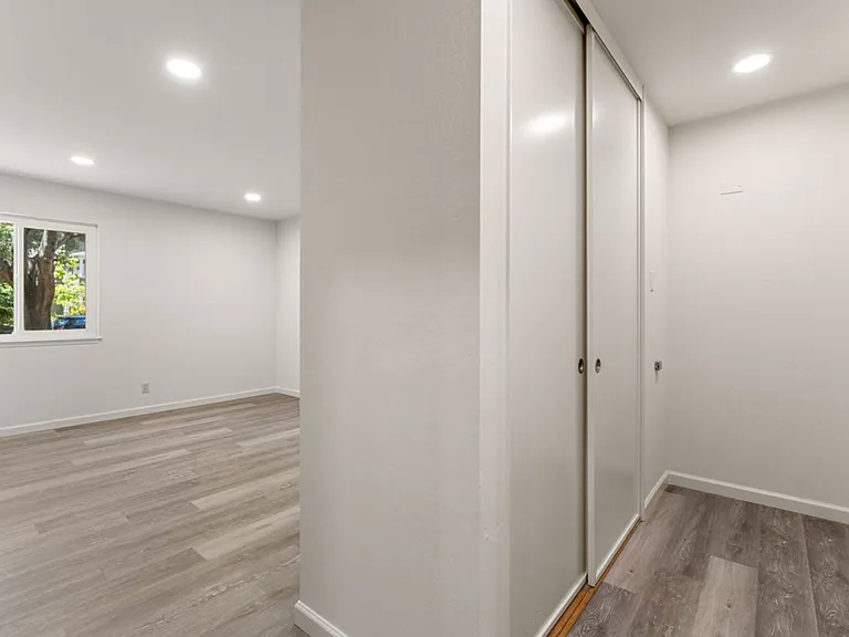 2441 Carlmont Dr — Photo 14