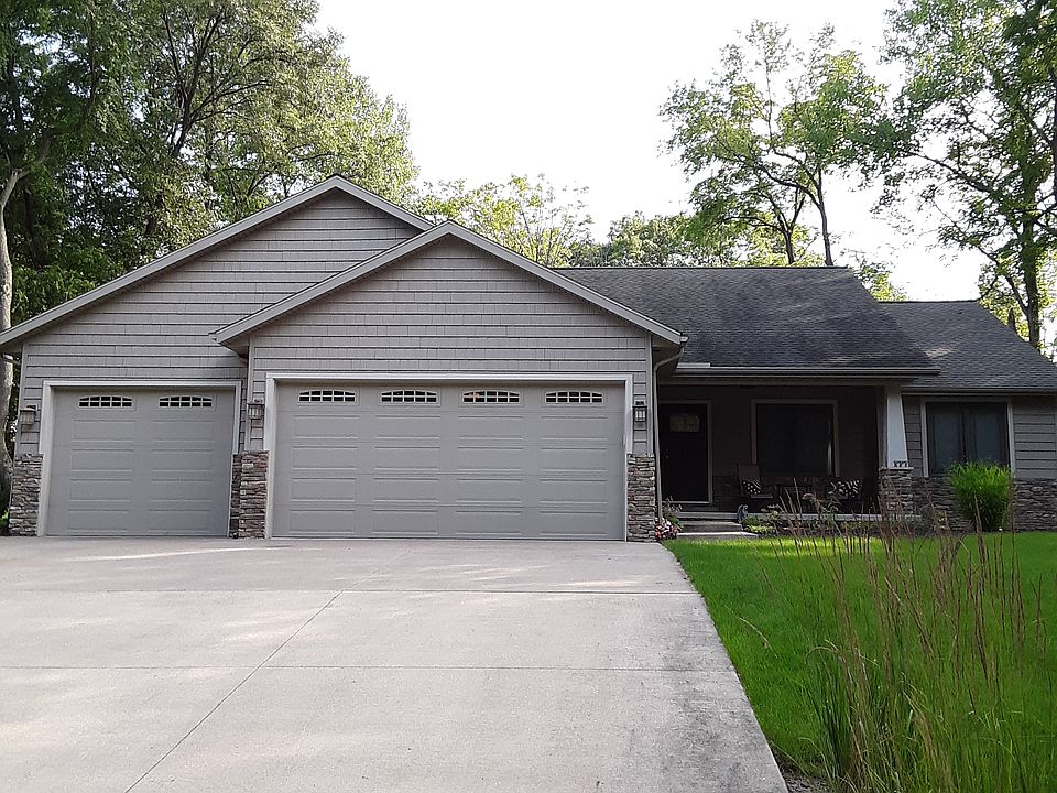 Custom-built home in Oak Run