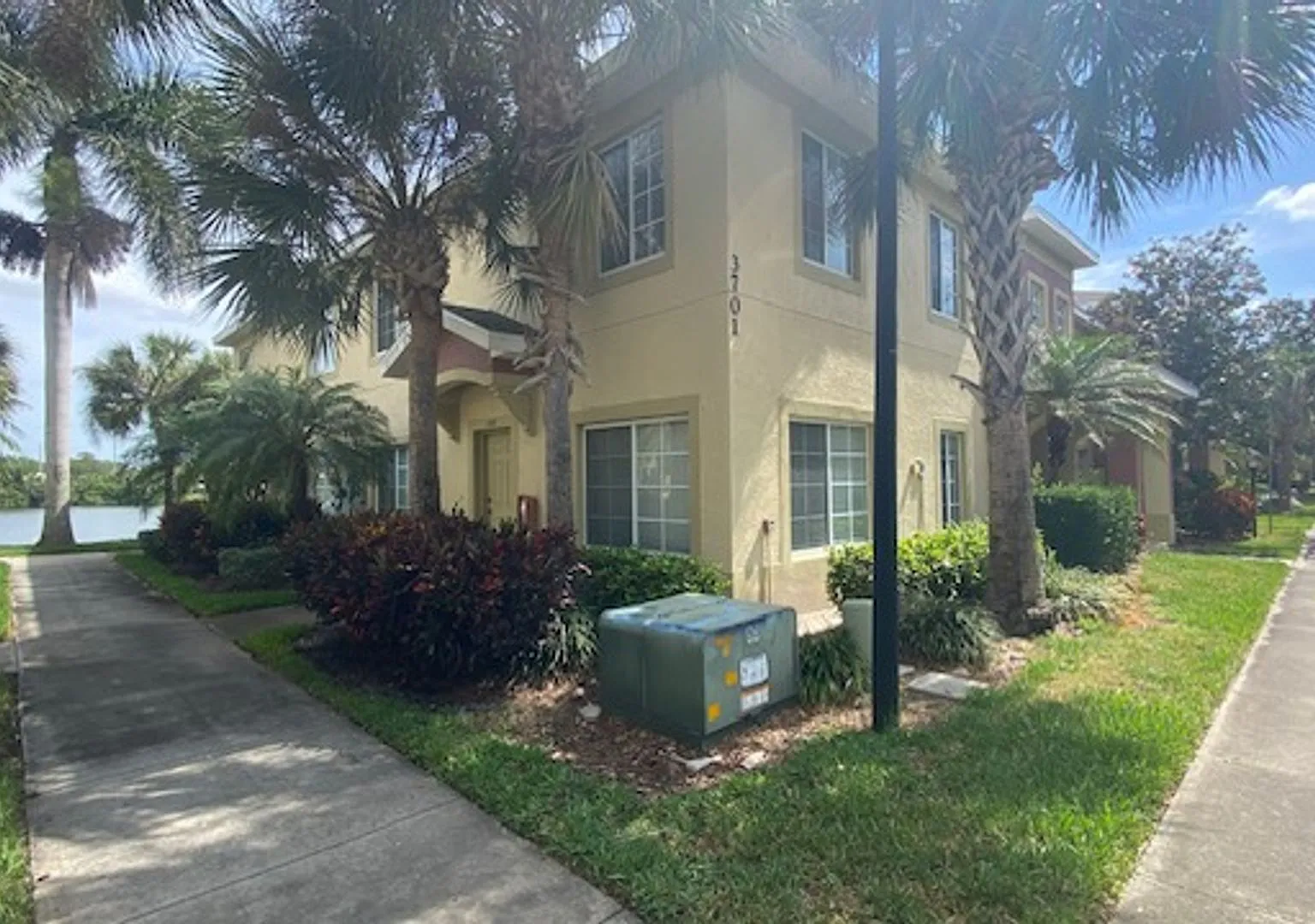 Beautiful 3 Bedroom 2.5 Bath Townhome in Lakeside Village!! — Photo 1