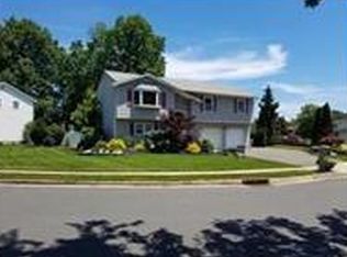 26 Plafsky Dr, Edison, NJ 08817