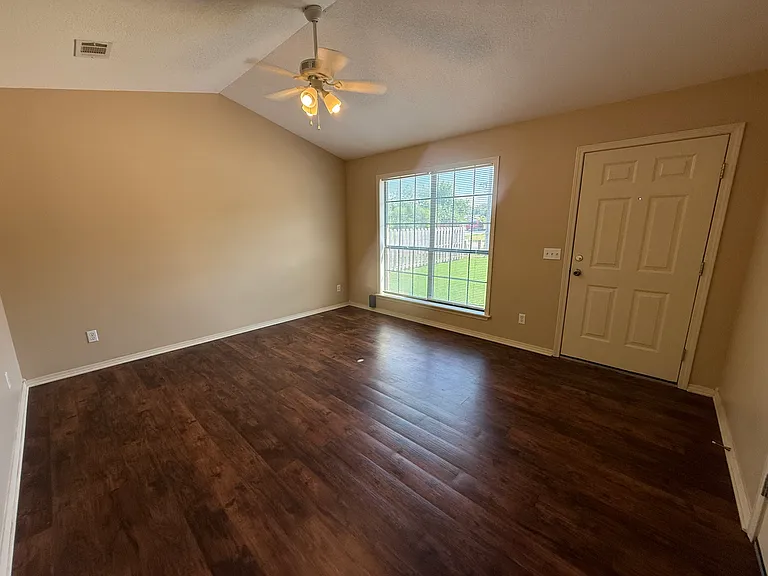 2618 W C St — Photo 5