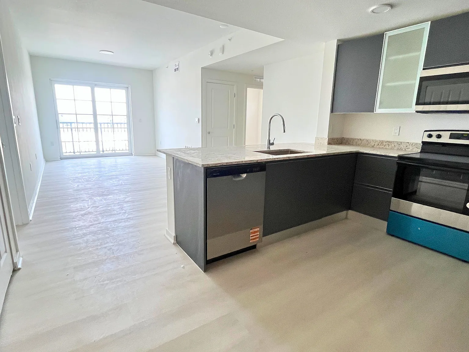 3 bed, 1150 sqft, $2,400 — Photo 3