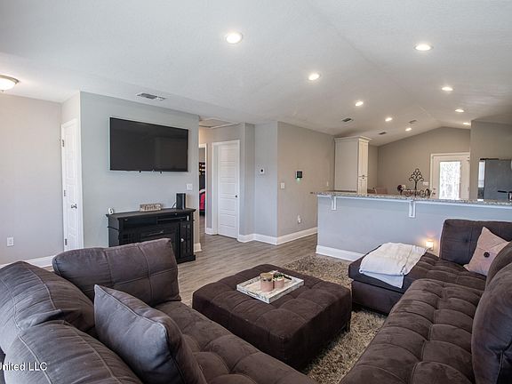 5th image of 13706 Lawton Ln