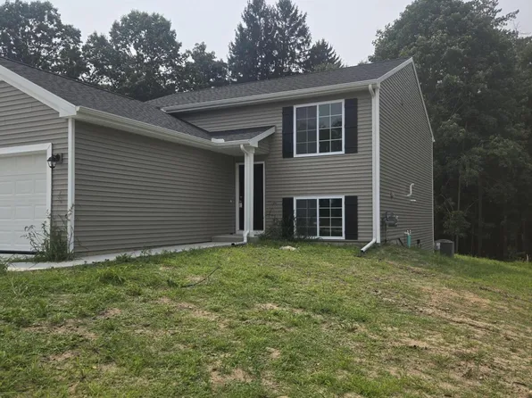 1001 Cedarwood Dr, Greenville, MI 48838