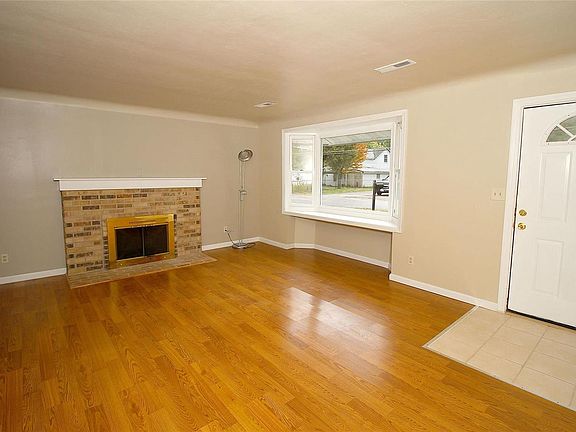 Light and bright F.R. w/ wood burning Fireplace and bay window seat!