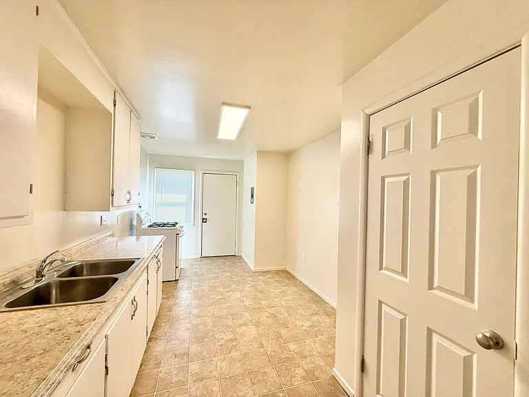 312 S Veach Ave — Photo 4