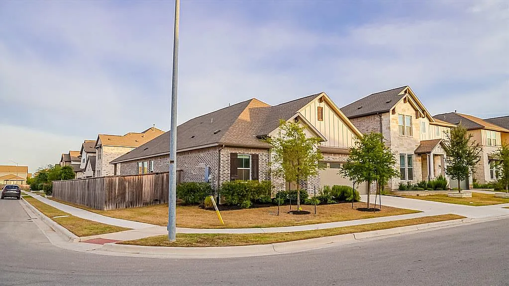 4 bed, 3.5 bath, 2157 sqft, $2,700 — Photo 3