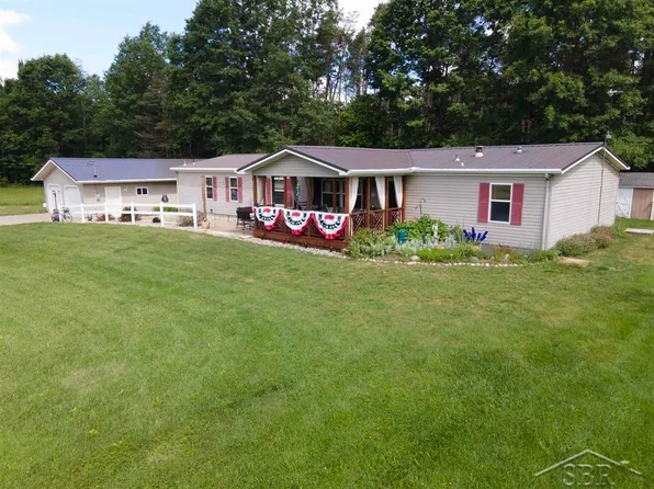 2202 W Huckleberry Rd, Sanford, MI 48657