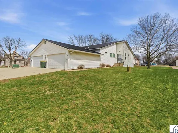 916 Armstrong Blvd N, Saint James, MN 56081