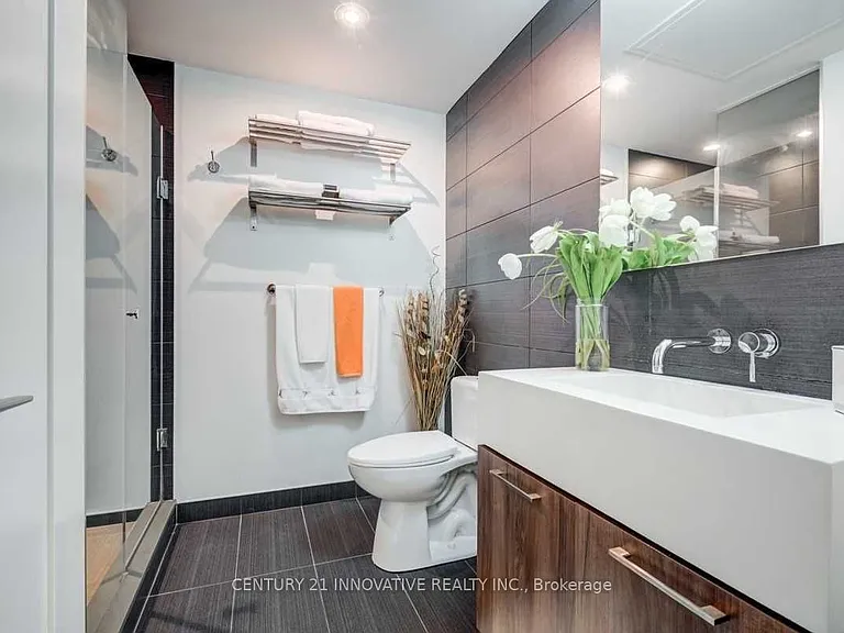 560 King St W #408 — Photo 10