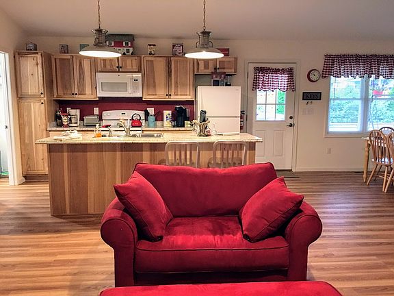 3rd image of 51 Deborah Ln