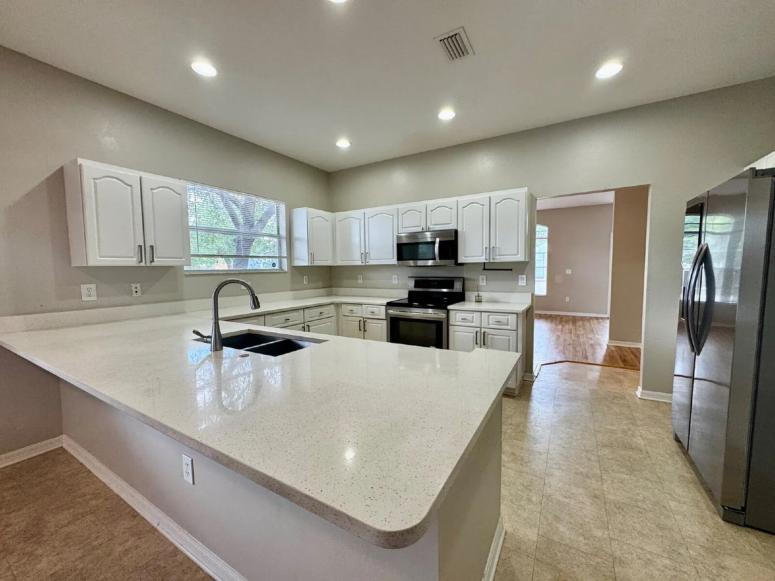 4 bed, 2.5 bath, 1989 sqft, $2,300 — Photo 2