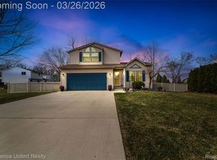 785 Eagle Heights Dr, South Lyon, MI 48178