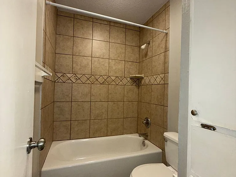La Mesa Apartments — Photo 14