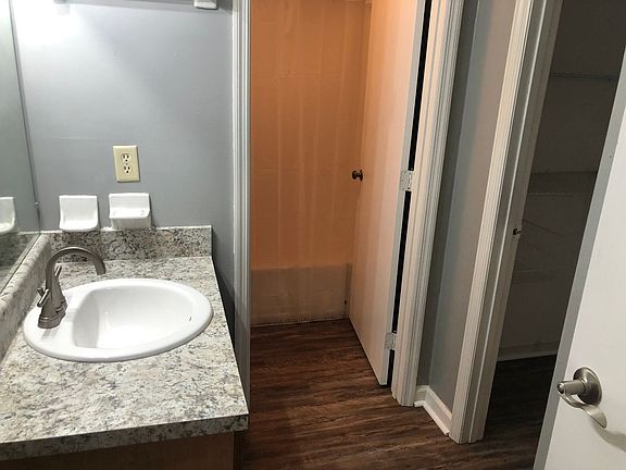 5th image of 2903 Woodrich Dr #B
