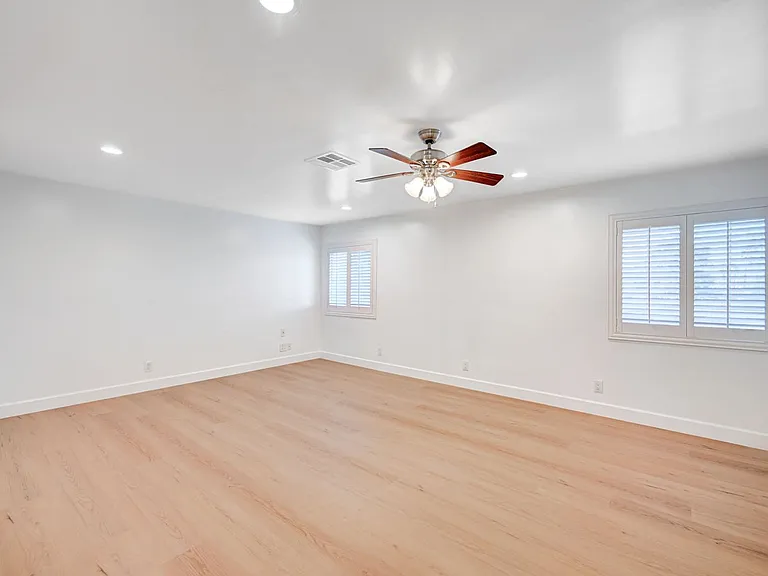 2916 W Oakey Blvd — Photo 10