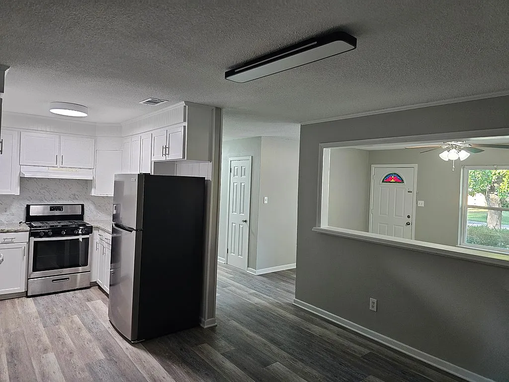 4 bed, 2.0 bath, 1615 sqft, $2,050 — Photo 2