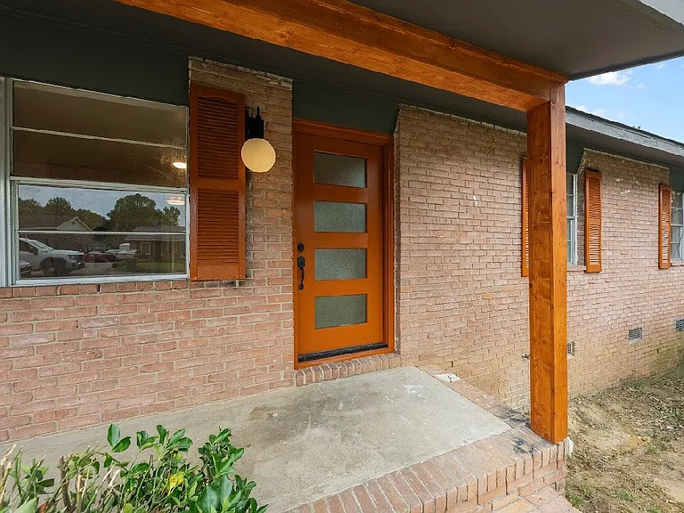 615 Parkwood Dr — Photo 4