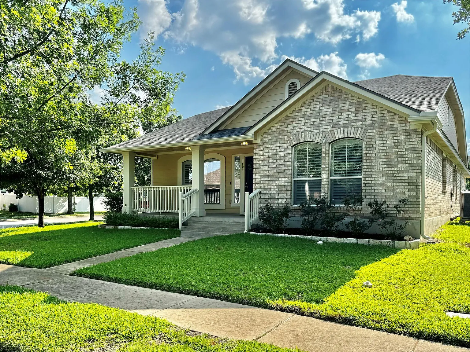 3 bed, 2.0 bath, 1785 sqft, $2,495 — Photo 1