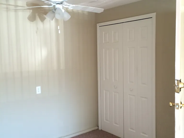 Holland Gardens Apartments — Photo 31
