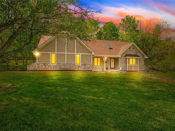 3020 S Bradford Ln, Blue Springs, MO 64015