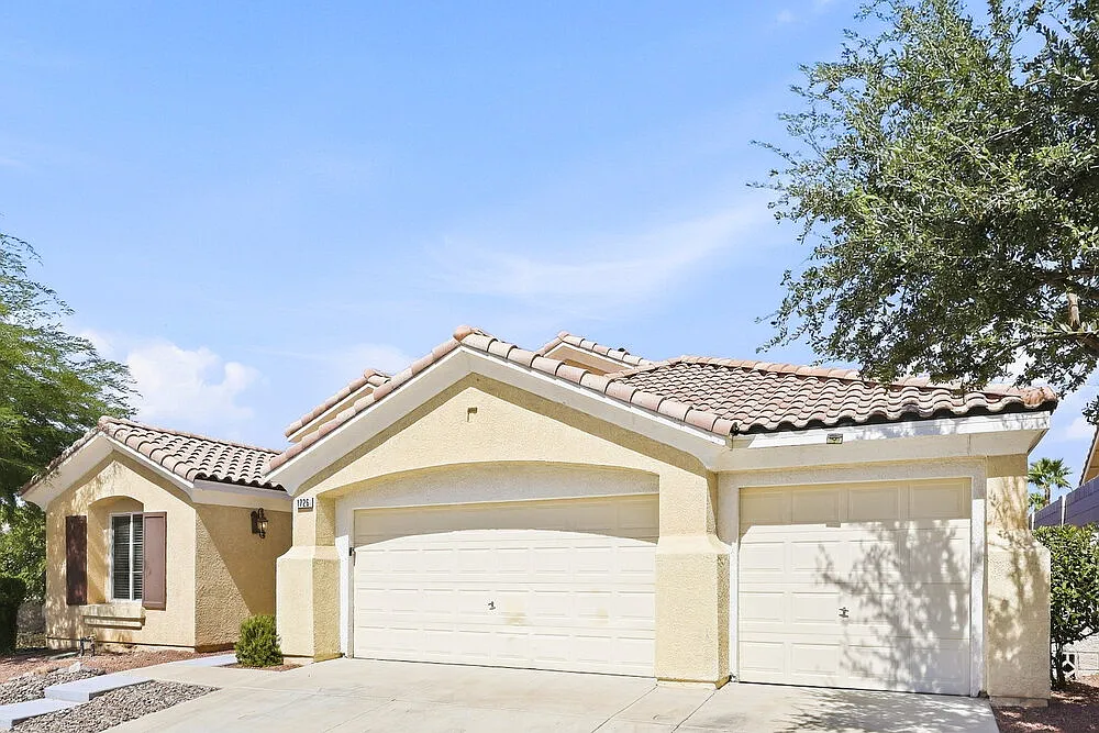 3 bed, 2.5 bath, 2290 sqft, $2,880 — Photo 3