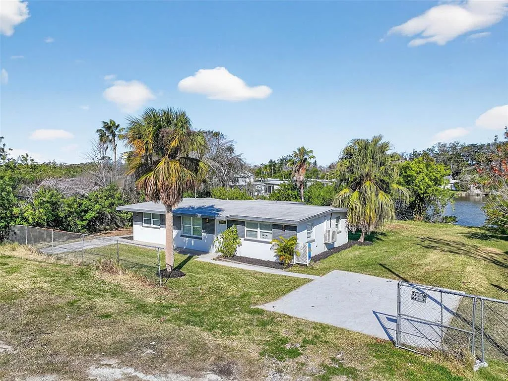 4 bed, 2.0 bath, 1349 sqft, $2,000 — Photo 4