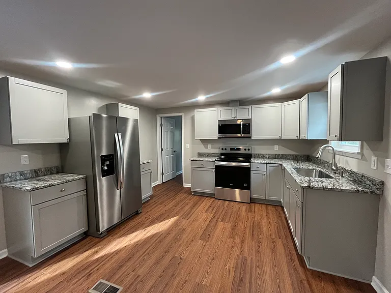 10 Brook Ln — Photo 2