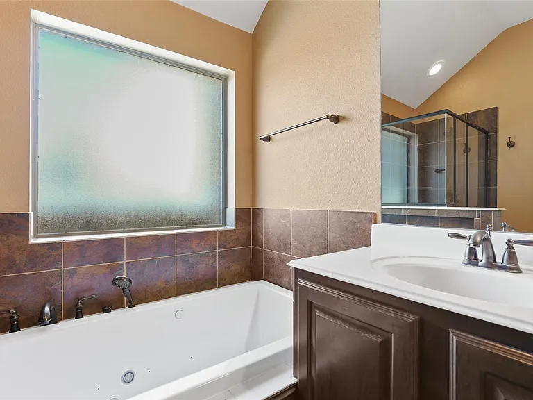 11708 Beach St — Photo 6