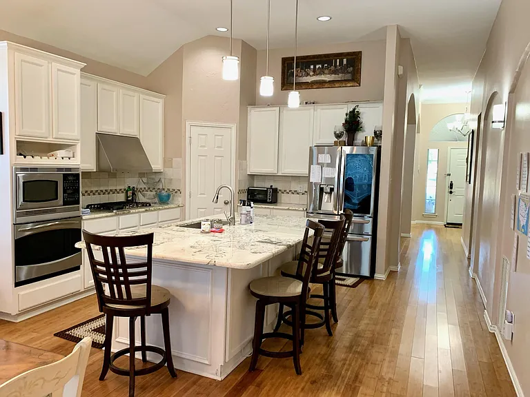 103 Stonecreek Dr — Photo 2