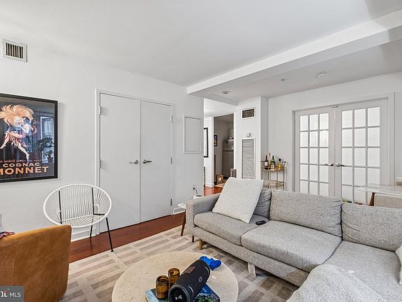 4th image of 219 S 18th St #517
